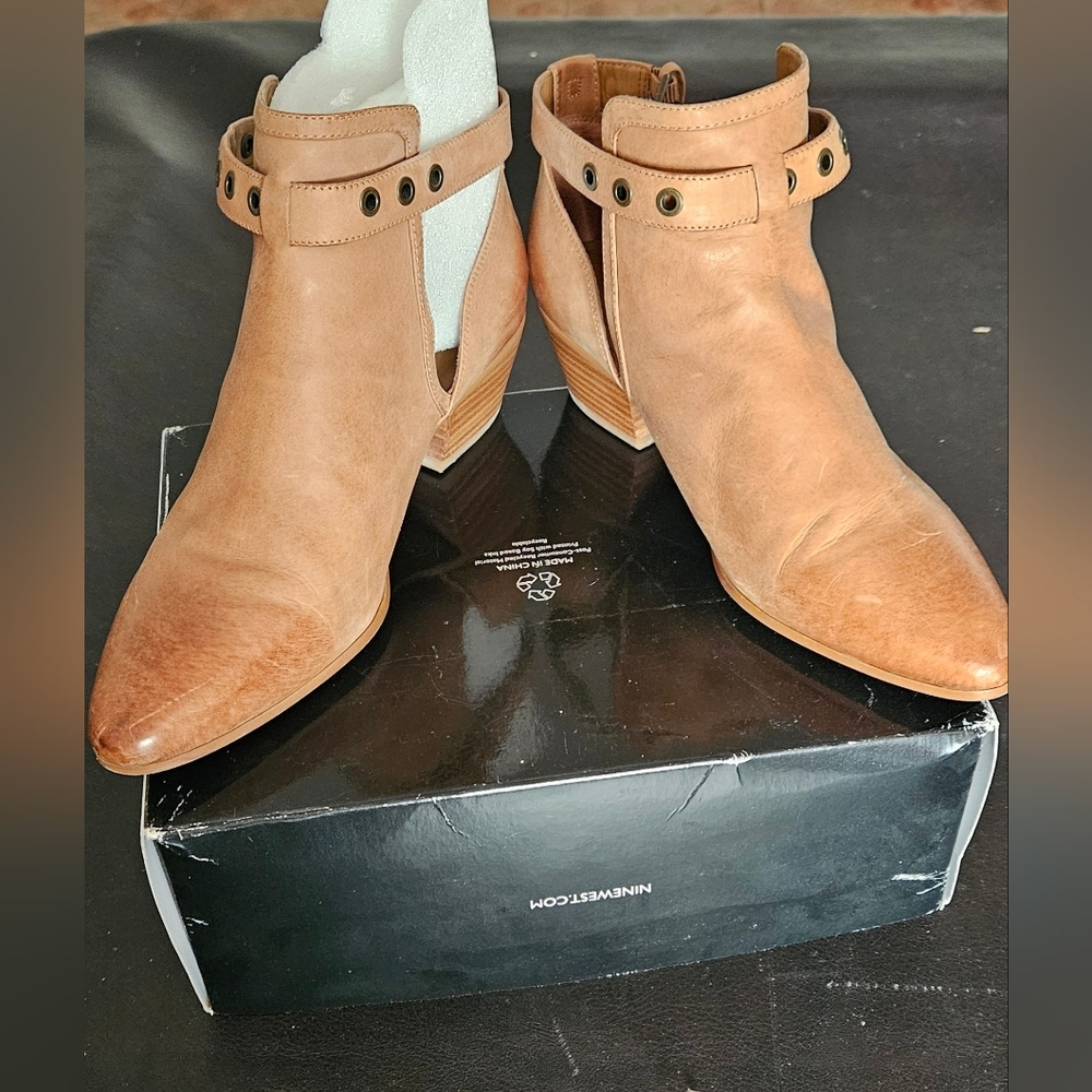 Nine west ankle Loyal boot ( camel color)